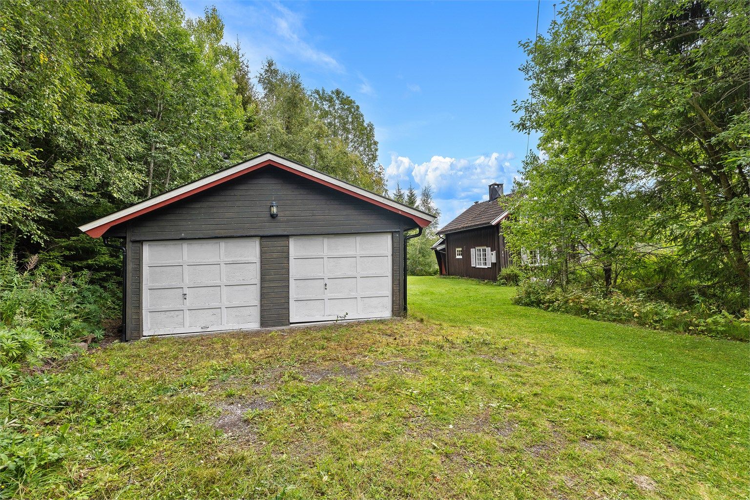 Garasjen tilhører nr 92, men disponeres av denne eiendommen. 
Avtale for fortsatt bruk er under arbeid.