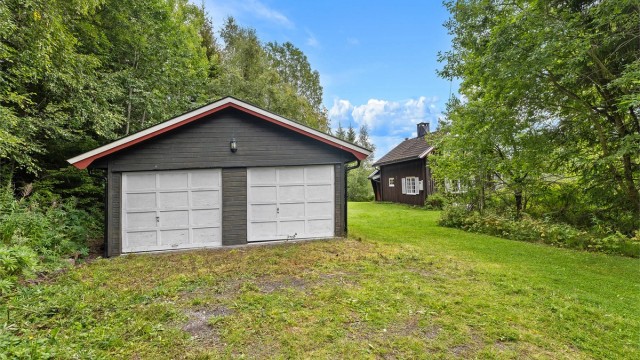 Garasjen tilhører nr 92, men disponeres av denne eiendommen.
Avtale for fortsatt bruk er under arbeid.