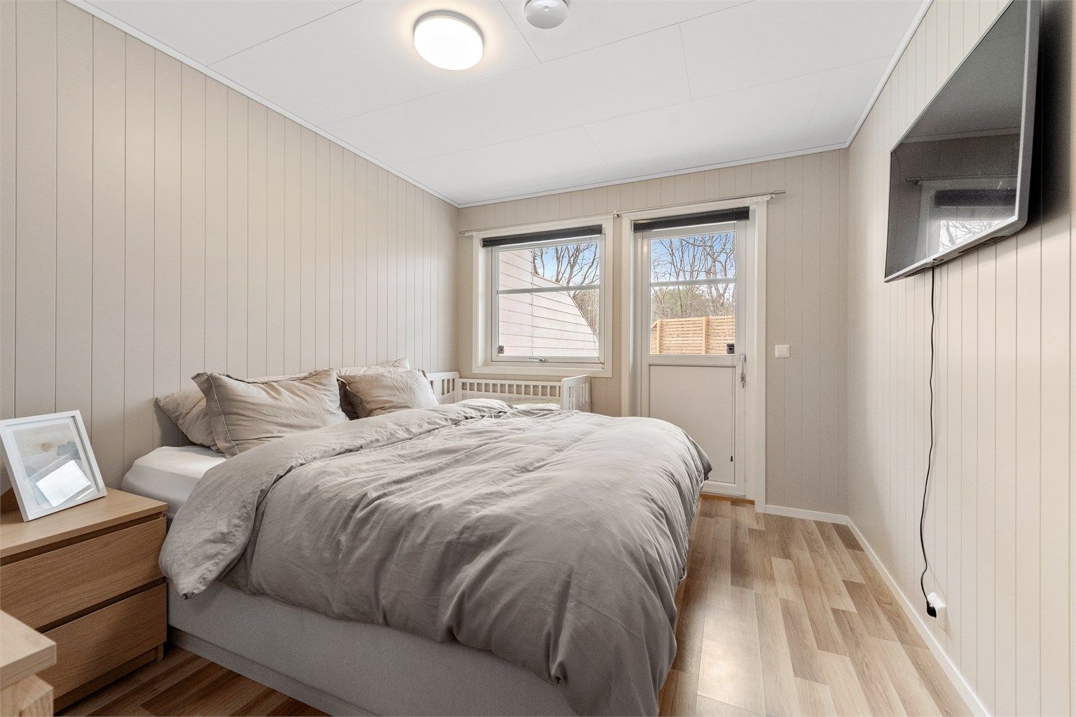 Hovedsoverommet i første etasje har direkte utgang til den vestvendte terrassen på hele 53 m².