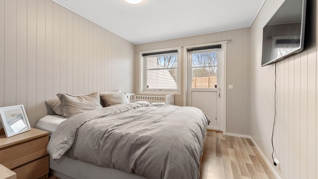 Hovedsoverommet i første etasje har direkte utgang til den vestvendte terrassen på hele 53 m².