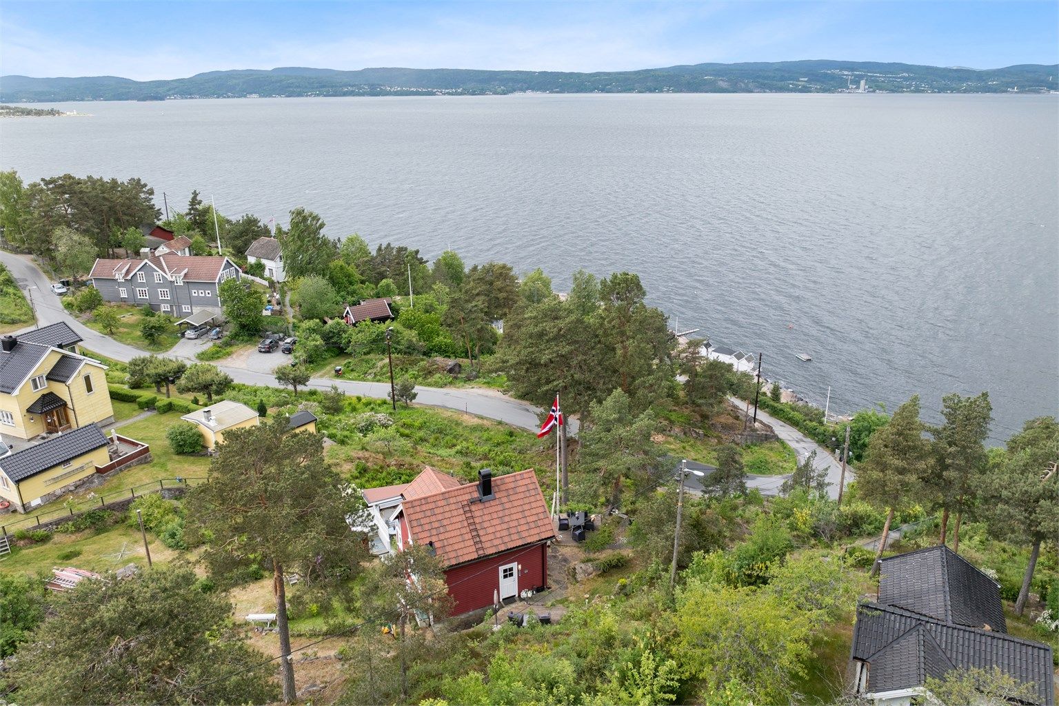 Kun en kort spasertur unna ligger Svedstad brygge -hvor det medfølger badehus til eiendommen