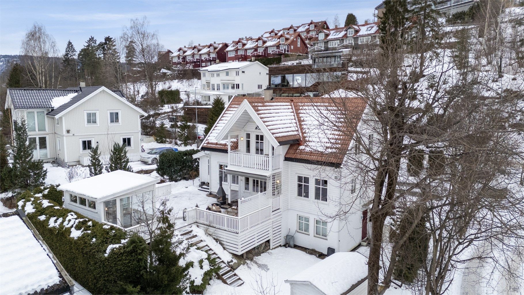 Godt utnyttet tomt med stor terrasse, hagestue og utebod for oppbevaring av hagemøbler, redskaper, sykler o.l.
