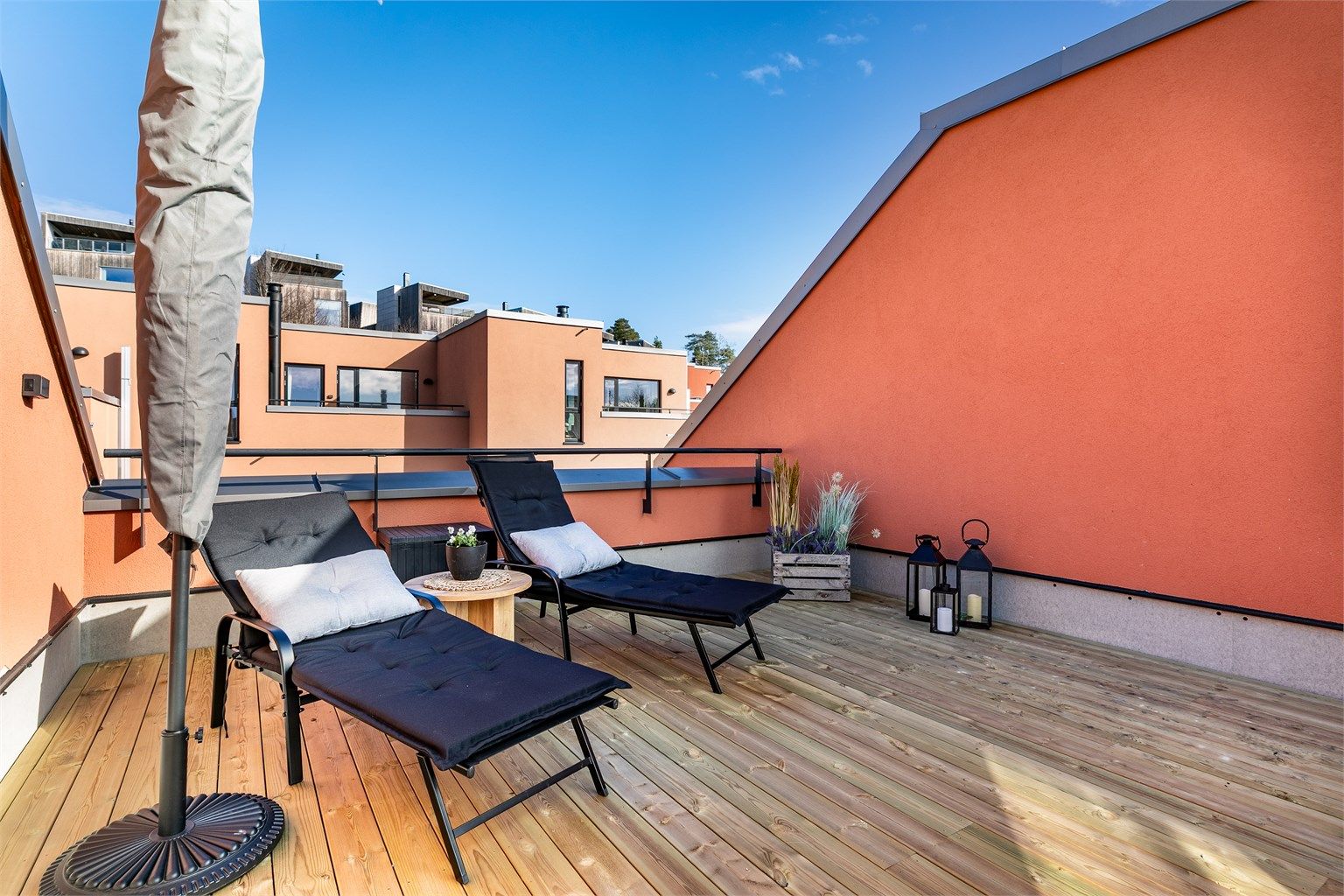 Sommerstid er det gjennom dagen sol ulike steder på takaltanen, fra morgen til kveld.