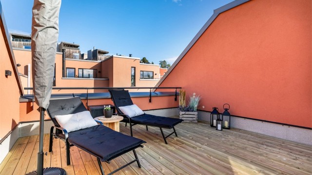 Sommerstid er det gjennom dagen sol ulike steder på takaltanen, fra morgen til kveld.