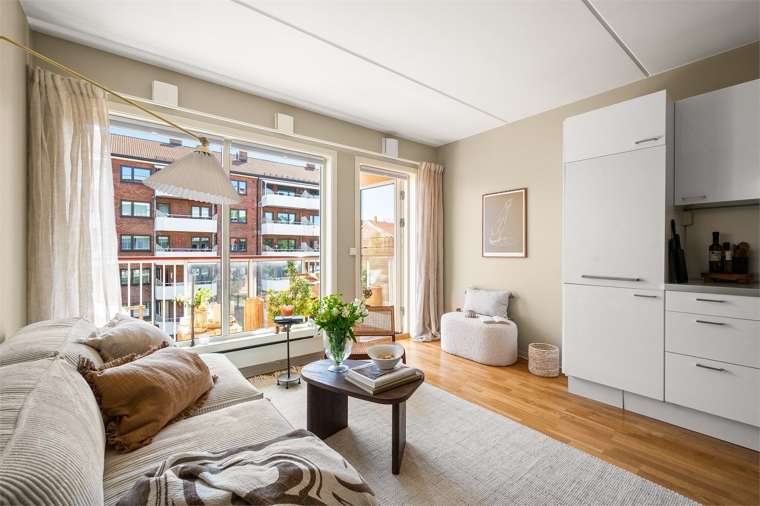 En lys og innbydende 1-roms med tiltalende stue og store vindusflater som slipper inn rikelig med dagslys. 