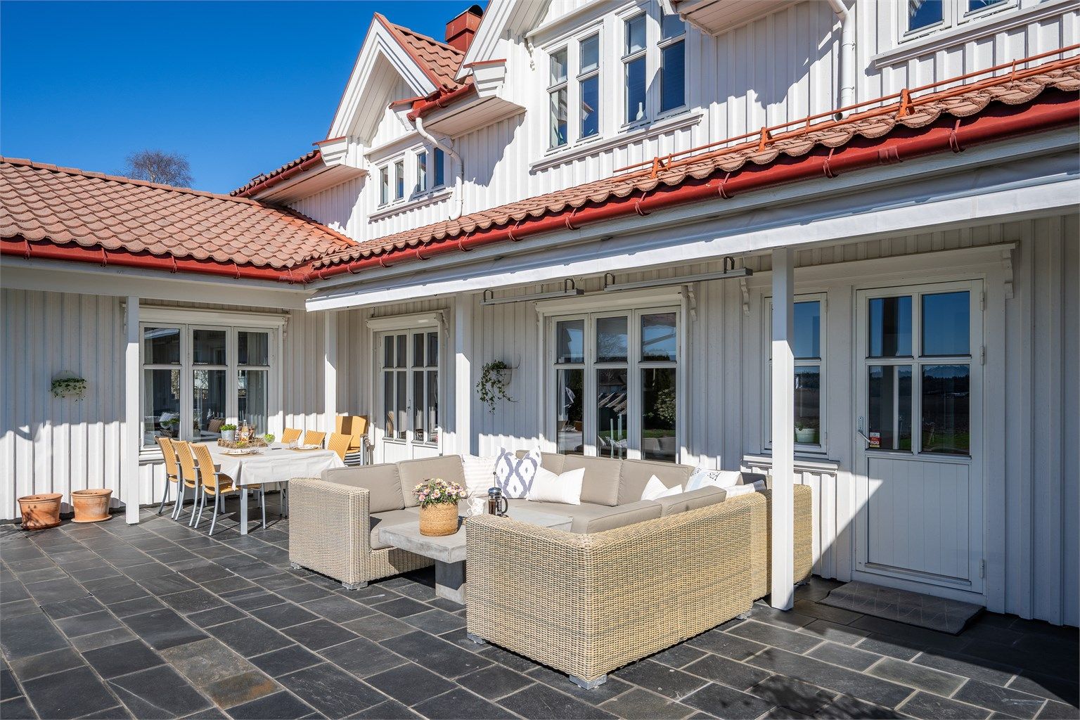 Den overbygde terrassen fungerer som en forlengelse av stuen, med god plass til både spise- og sofagruppe.