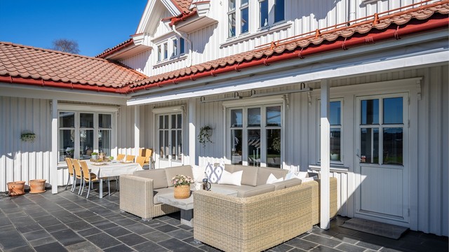 Den overbygde terrassen fungerer som en forlengelse av stuen, med god plass til både spise- og sofagruppe.