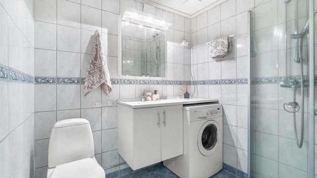 Flislagt bad med varmekabler i gulvet for økt komfort. Vaskemaskinen medfølger handelen.