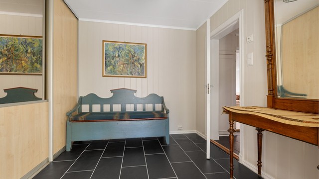 Entreen har garderobeskap som gir god plass til å henge fra seg yttertøy