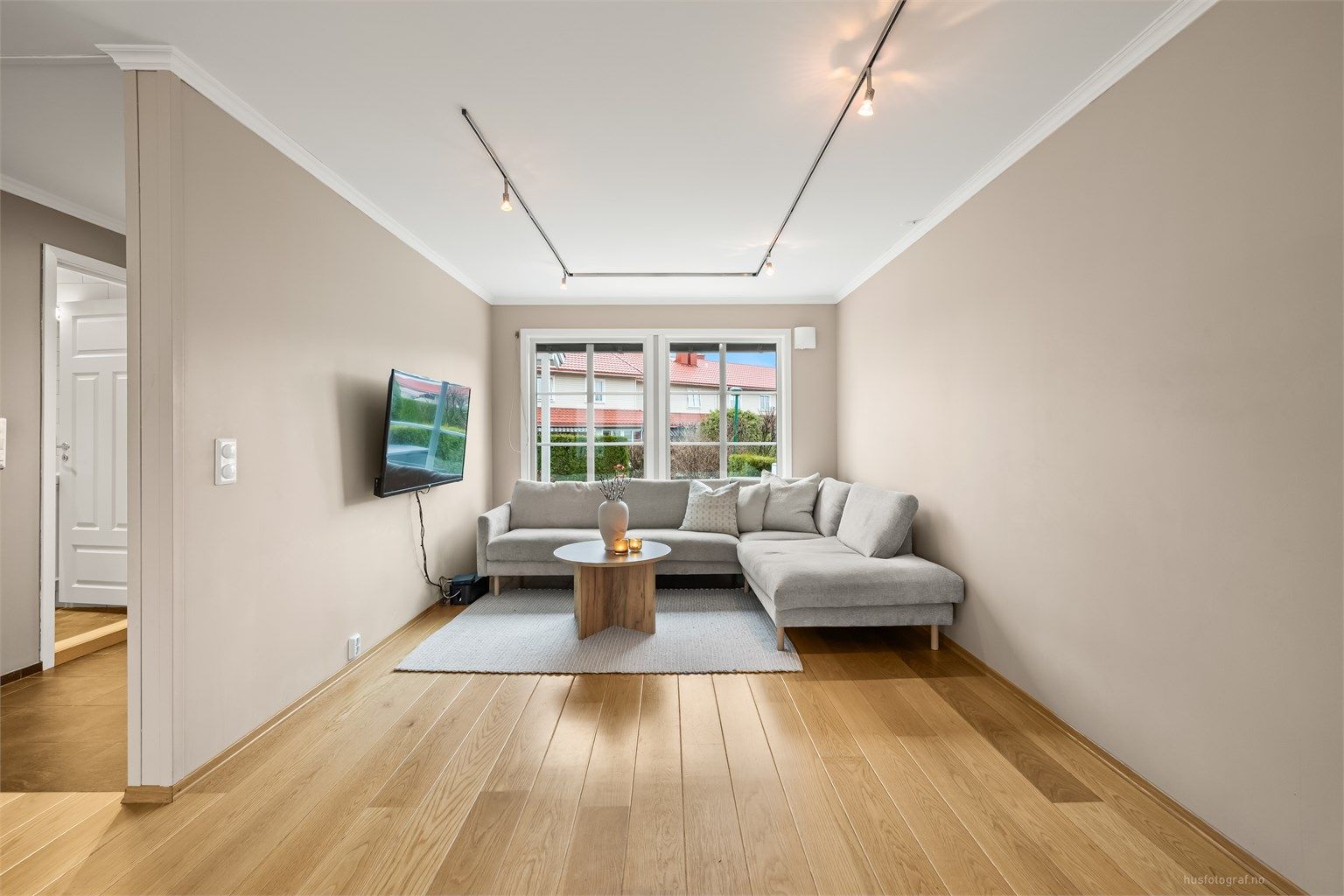 Store vinduer i stuen gir godt med lys og utsyn til hyggelige fellesområder.