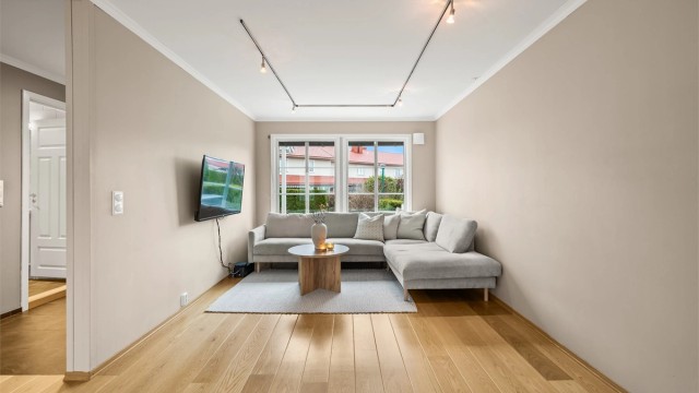 Store vinduer i stuen gir godt med lys og utsyn til hyggelige fellesområder.