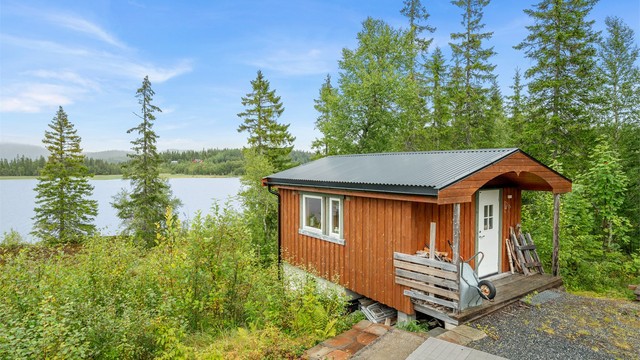 På eiendommen står et frittstående anneks og uthus fra 2011, som gir god ekstra lagringsplass. Bygget er på ca. 18 kvm og innredet med tre boder.