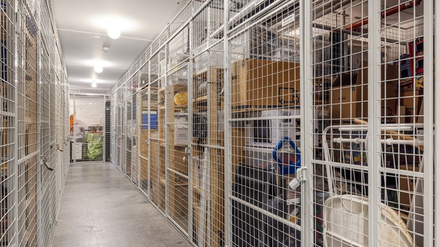 Leiligheten disponerer en ekstern nettingbod på 5 kvm i kjelleretasjen for ekstra oppbevaring.