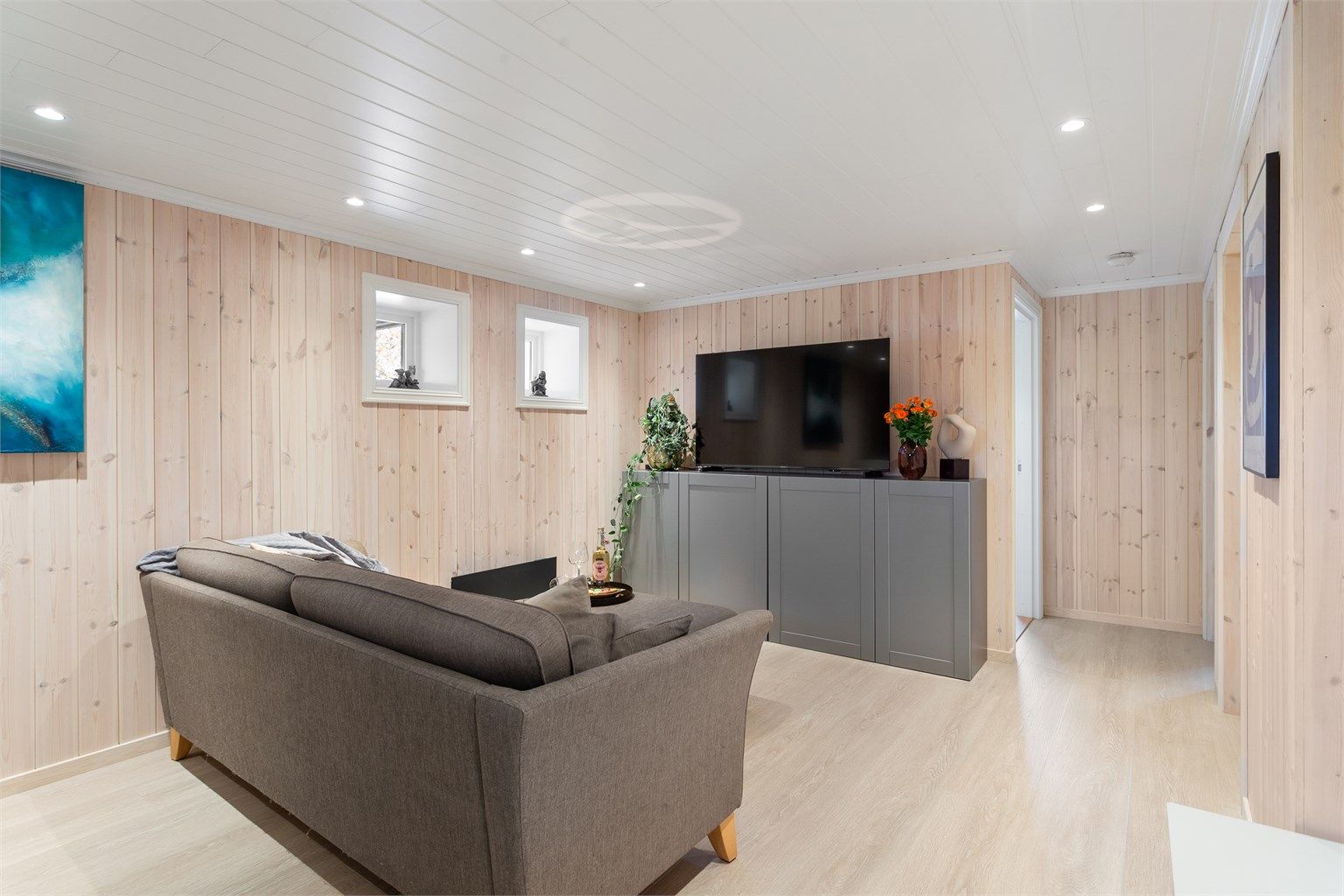 Rommet gir ekstra plass for familien og kan fungere som en egen TV-stue eller lekerom. Ikke godkjent for varig opphold.