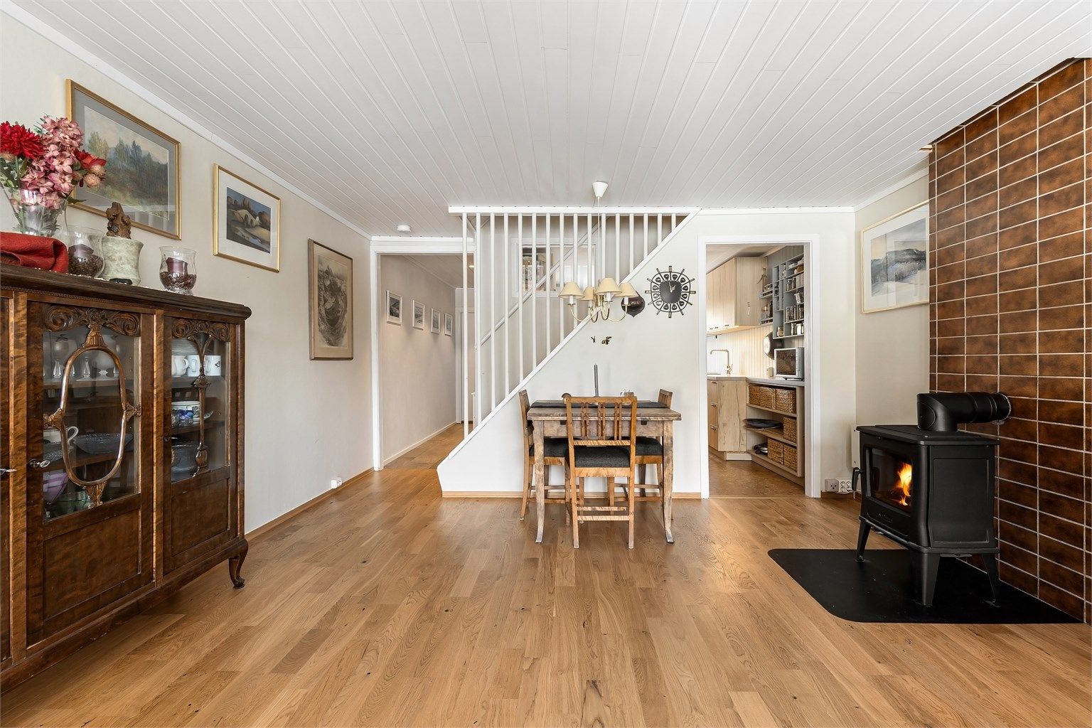I stuen finner du også en peisovn som gir både varme og hygge