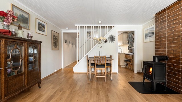 I stuen finner du også en peisovn som gir både varme og hygge