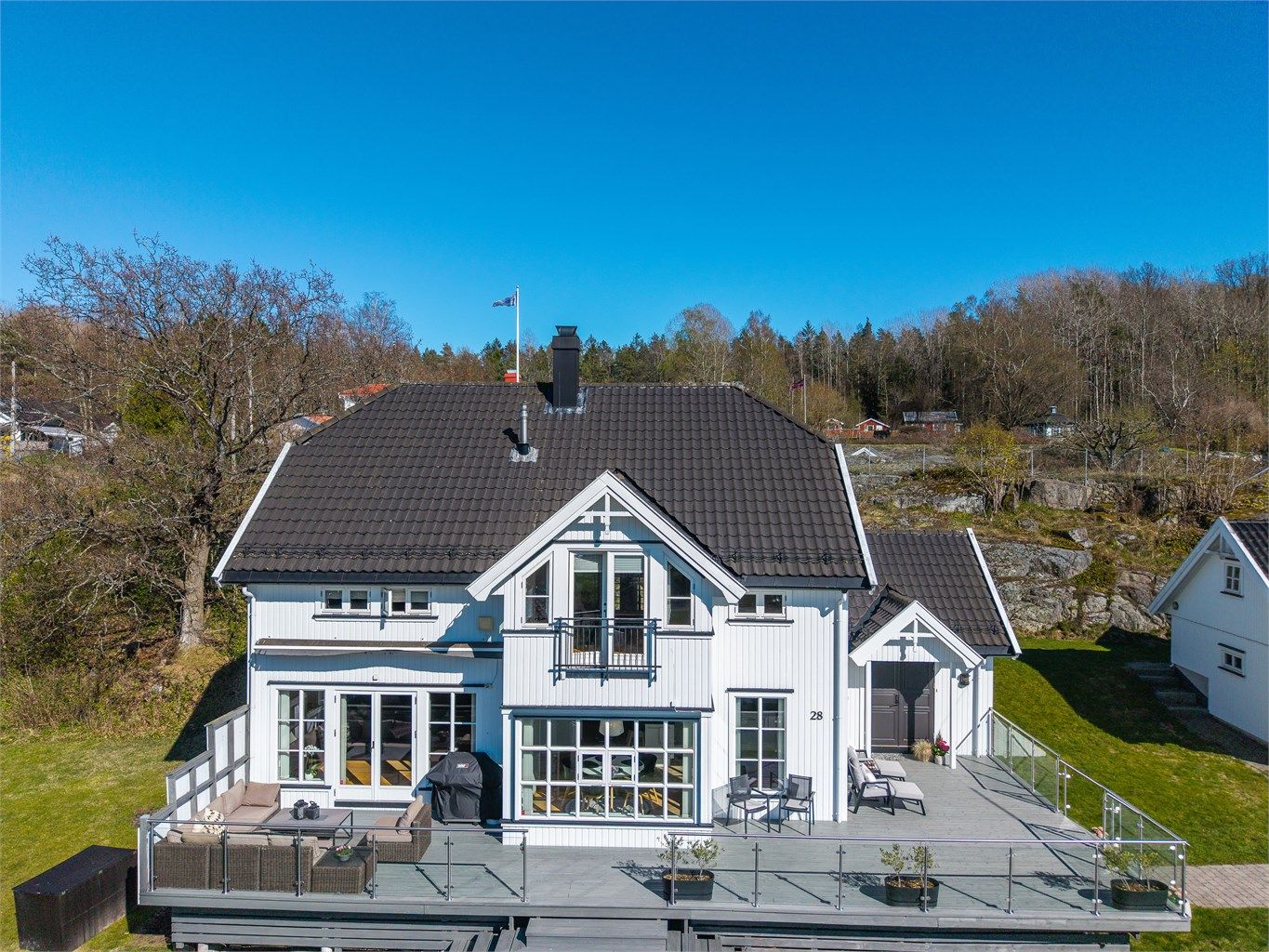 Den store, vestvendte terrassen på 60 m² har rikelig med plass for flere sittegrupper og byr på gode solforhold.