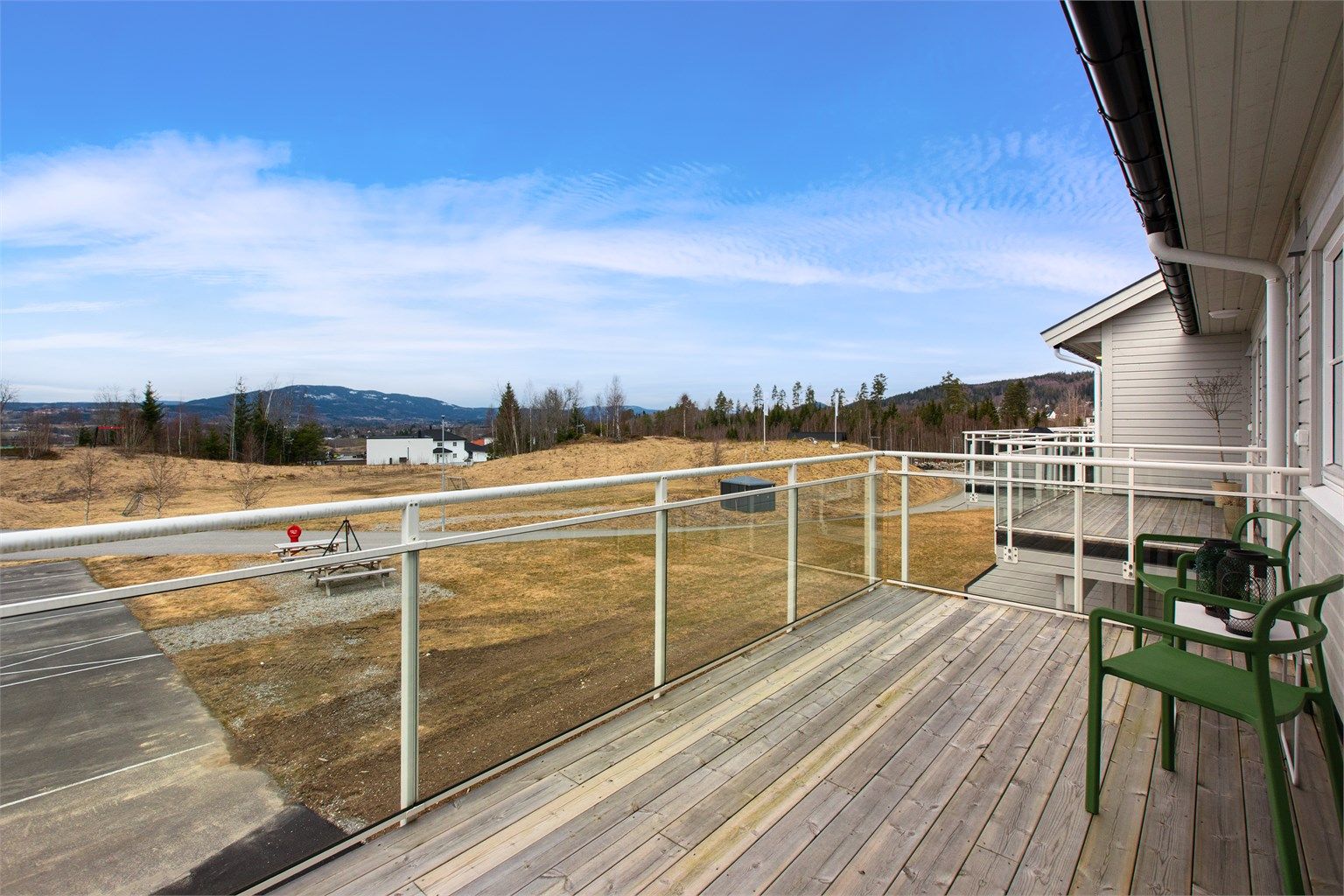 Velkommen til denne moderne og lekre eierleiligheten. Her kan du nyte utsikten fra en 11 m² stor balkong