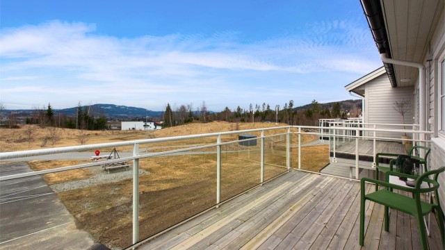 Velkommen til denne moderne og lekre eierleiligheten. Her kan du nyte utsikten fra en 11 m² stor balkong