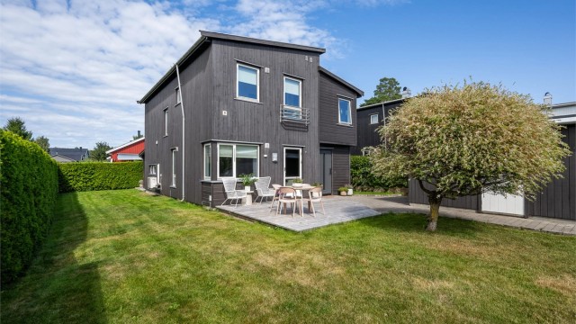 Boligen er godt vedlikeholdt og fremstår som et attraktivt hjem med god plass til hele familien.