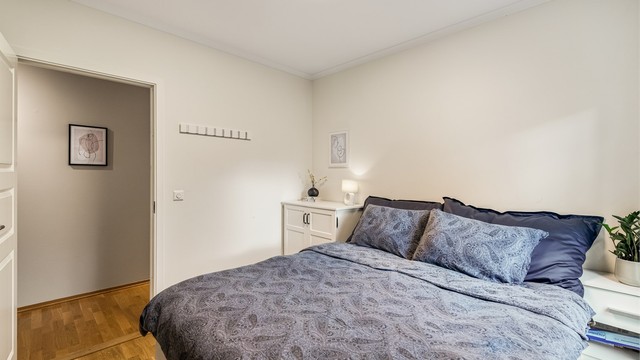 Soverommet har parkett på gulv og malte, slette veggflater.