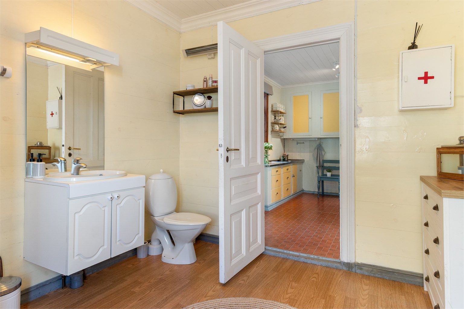 - Praktisk adkomst til badet -