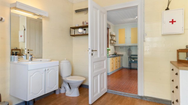 - Praktisk adkomst til badet -