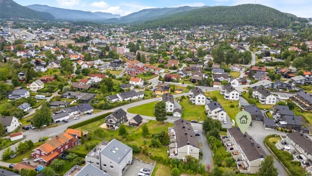 Praktisk avstand ned til sentrum, med de fleste servicetilbud, bussknutepunkt og togstasjon.
