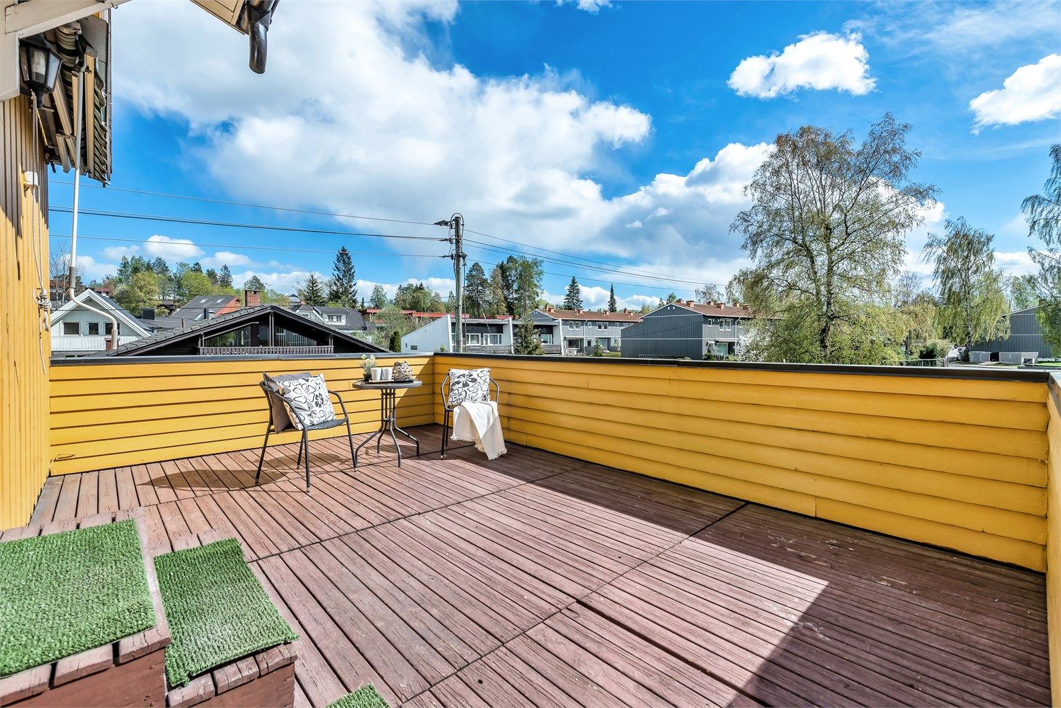 Her er det god plass til å møblere med ønsket utemøblement og nyte årets varmere dager i eget hjem. 