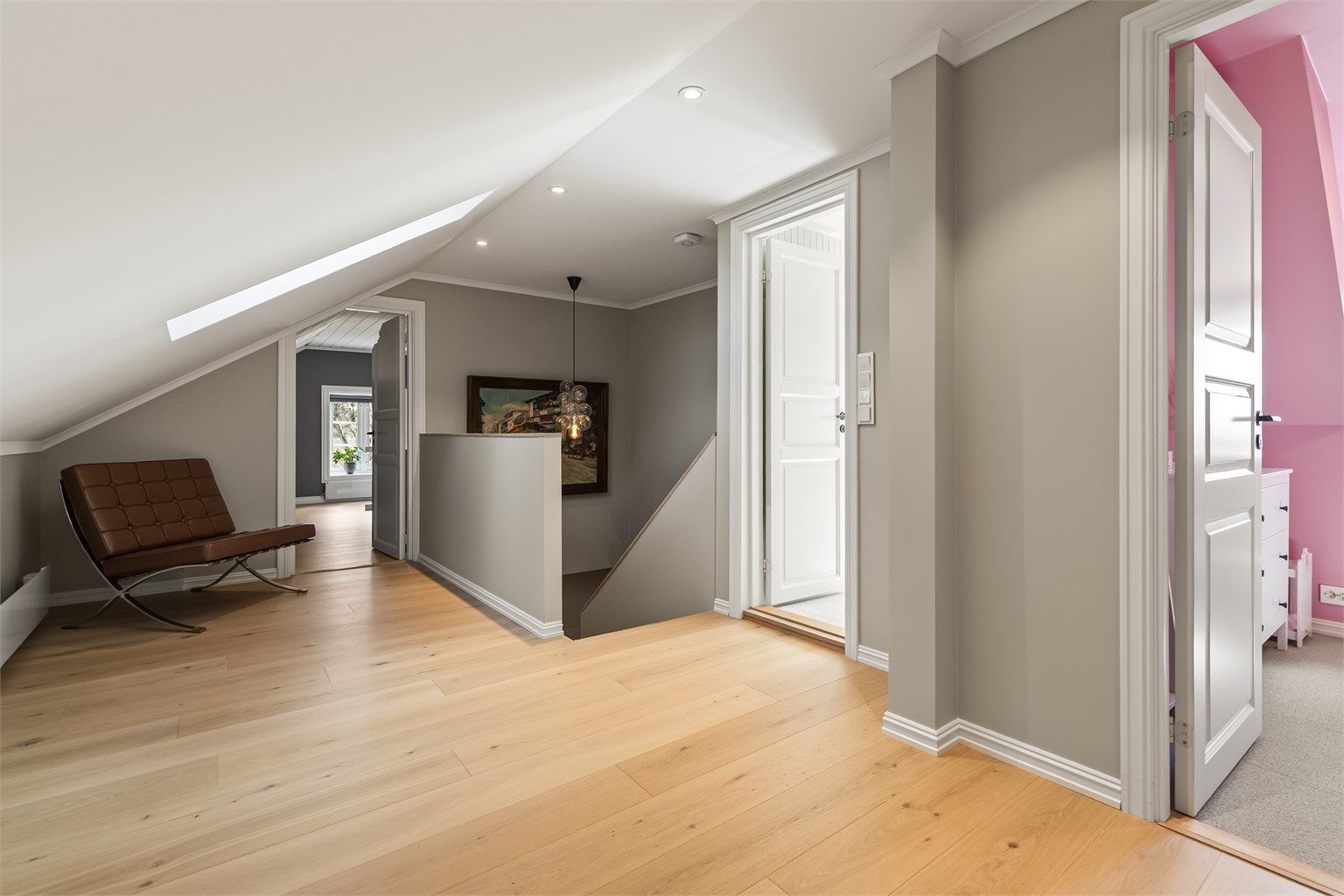 Trappen opp til andre etasje har trinn belagt med eikeparkett, som viderefører stilen fra etasjen under.