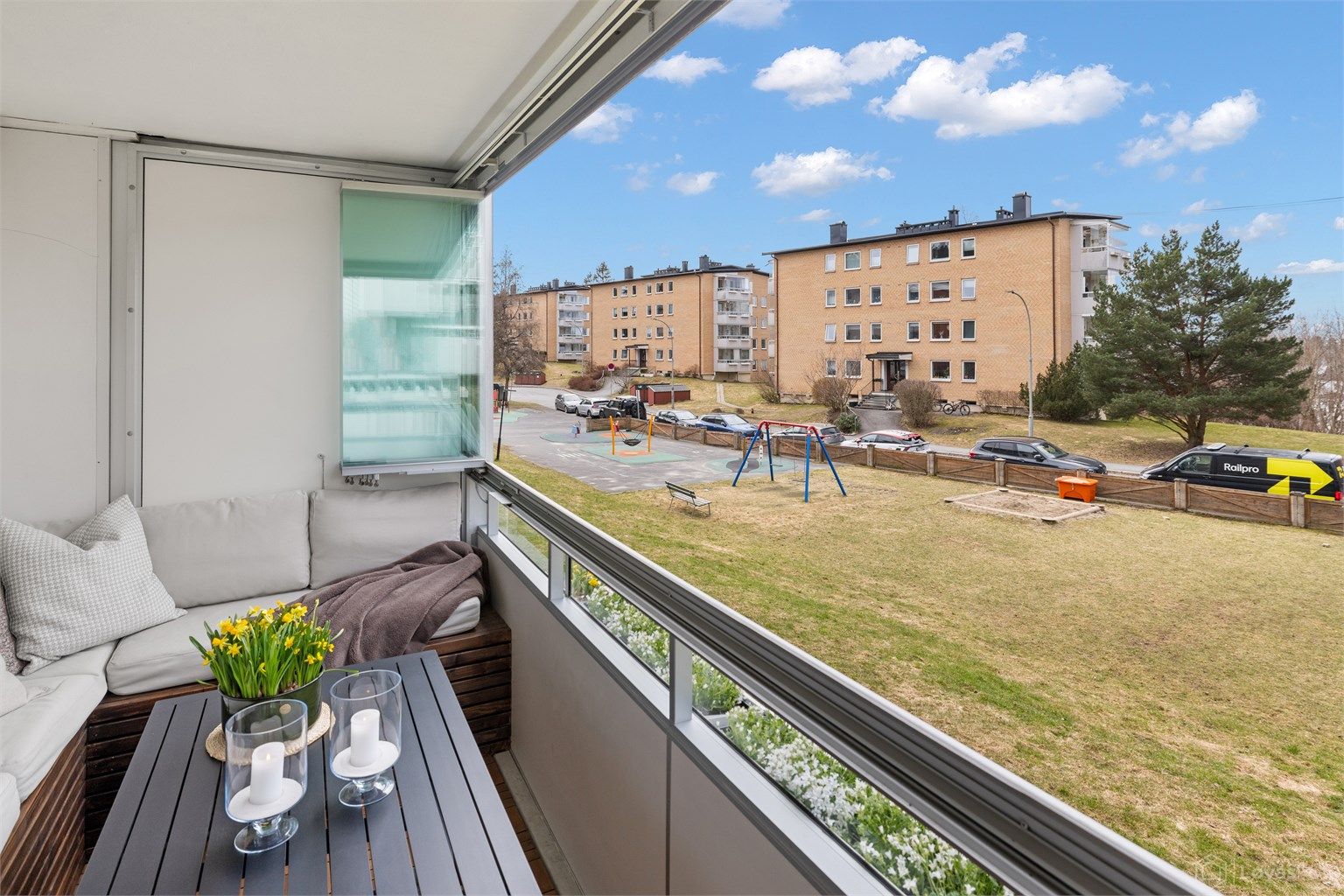 Hyggelig utsyn over plenareal. Veien er blindvei