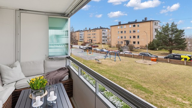 Hyggelig utsyn over plenareal. Veien er blindvei