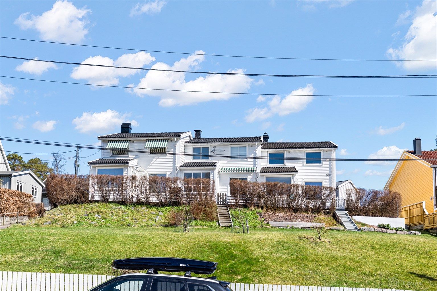 Det er montert en stikkontakt på gjerdet ut mot gaten for lading av elbil.