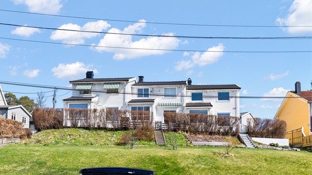 Det er montert en stikkontakt på gjerdet ut mot gaten for lading av elbil.