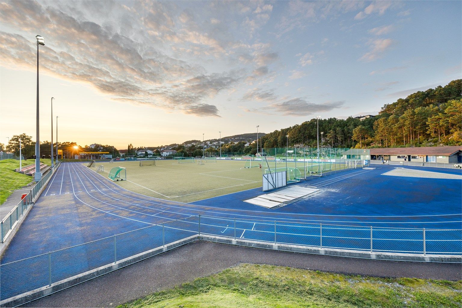 Åstveit Idrettspark byr på en rekke aktivitetstilbud med bl.a. fotball- og løpebane, idrettshall, trampoliner, klatrestativ og svømmehall. 