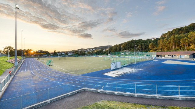 Åstveit Idrettspark byr på en rekke aktivitetstilbud med bl.a. fotball- og løpebane, idrettshall, trampoliner, klatrestativ og svømmehall.