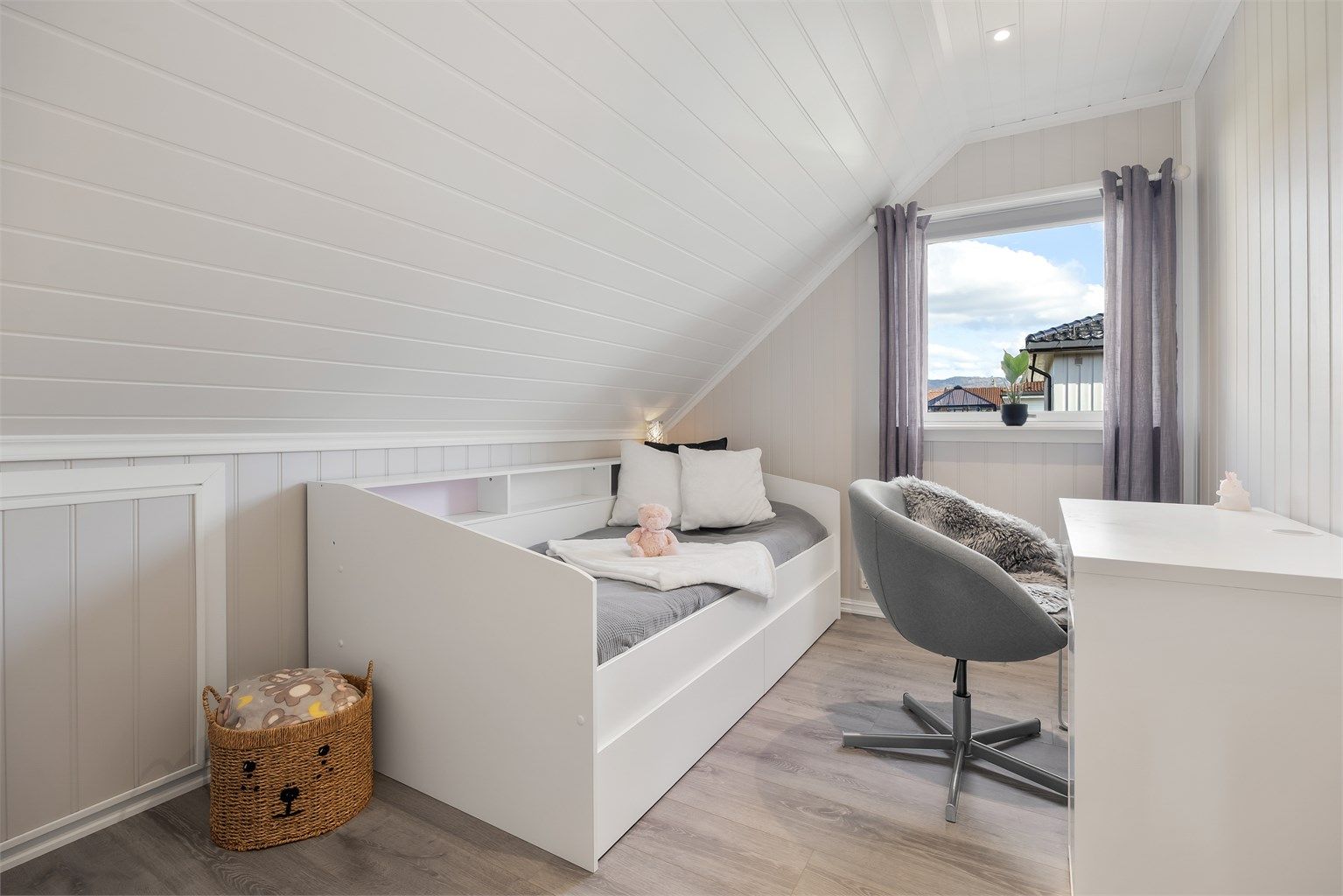 Alle soverommene har downlights i tak fra perioden 2017-2024.