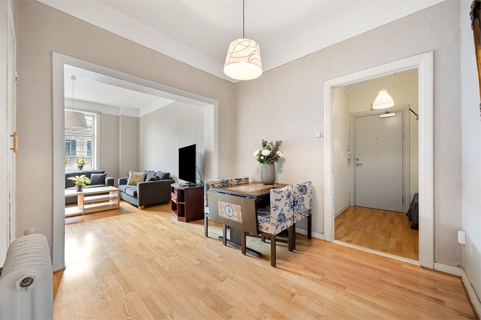 Leiligheten har en god takhøyde på opp til 2,90 meter. 