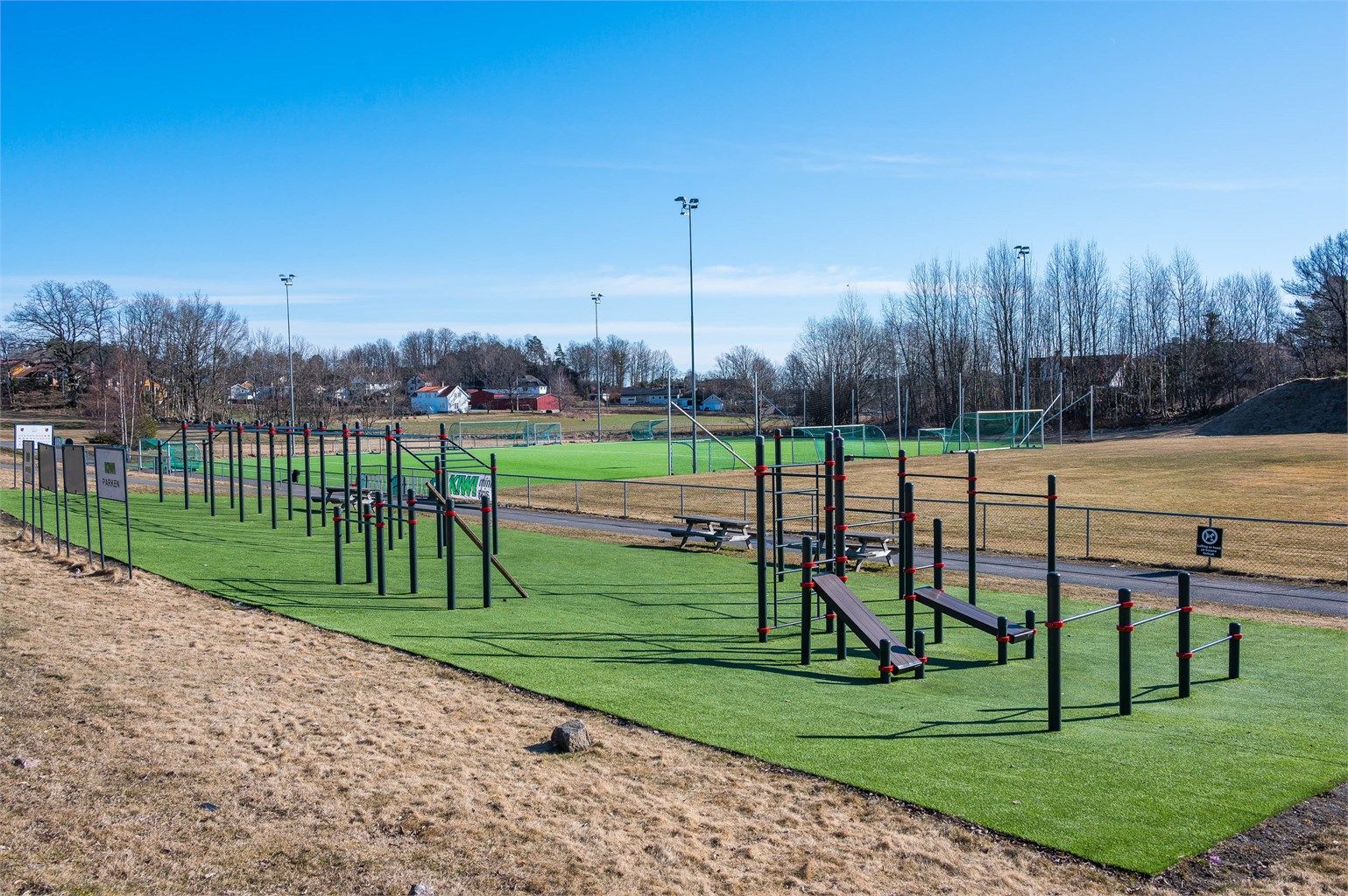 Fotballbaner og ute treningsapparater. 
