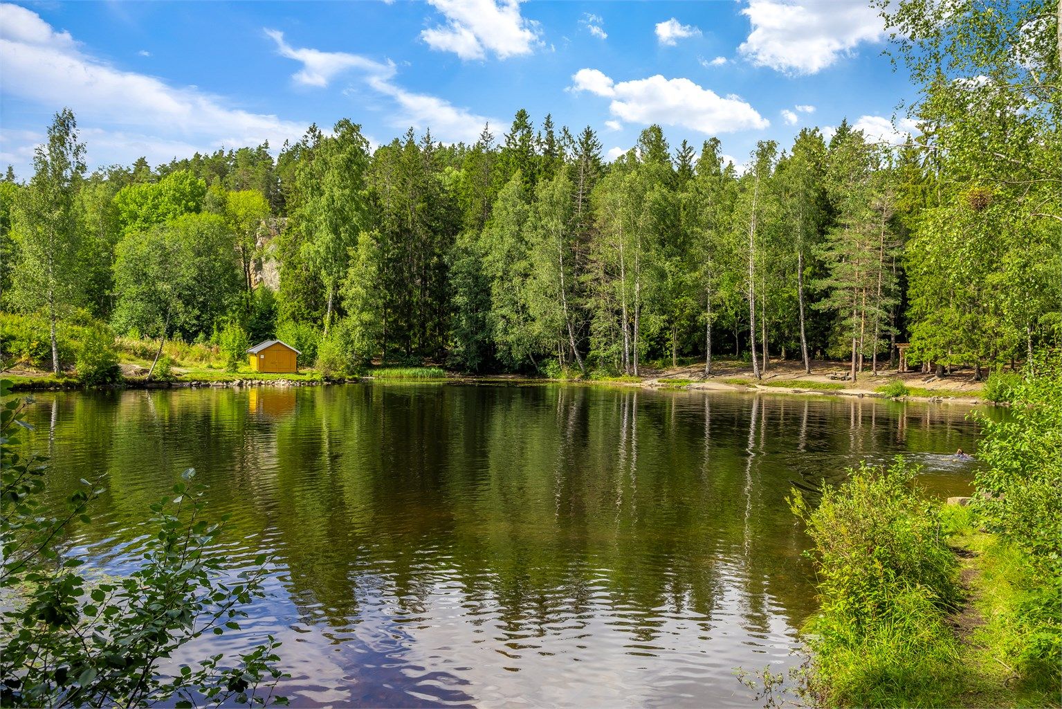Med badekåpe på kan du gå på sti opp til Isdammen for et kveldsbad