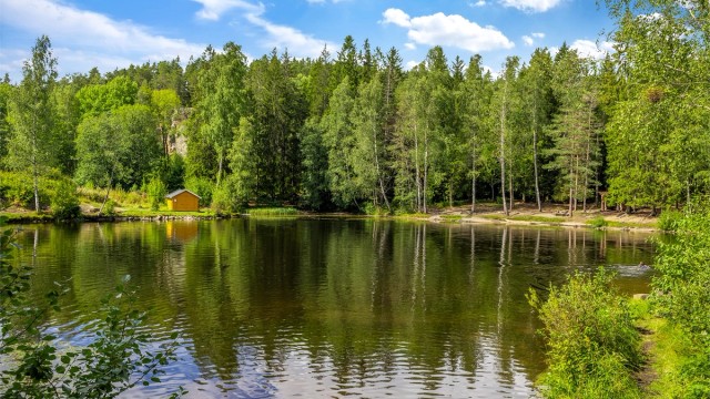 Med badekåpe på kan du gå på sti opp til Isdammen for et kveldsbad
