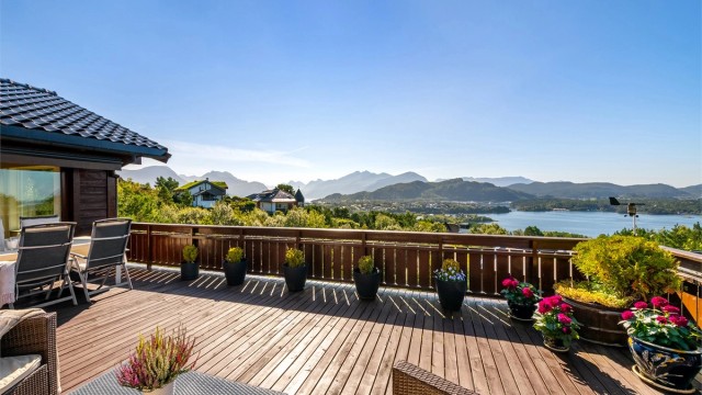 På den store terrassen kan man nyte fantastisk utsikt mot fjord og fjell i flere retninger