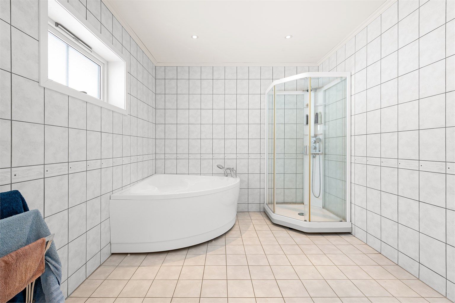 Her kan du velge mellom et avslappende bad i hjørnebadekaret eller en dusj i eget dusjkabinett.