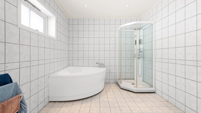 Her kan du velge mellom et avslappende bad i hjørnebadekaret eller en dusj i eget dusjkabinett.