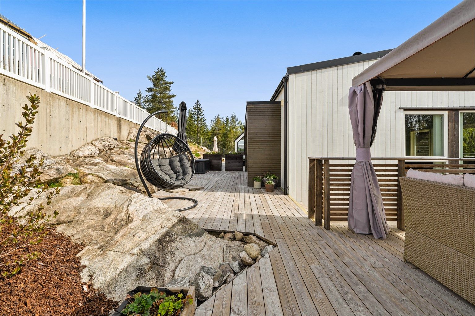 Uteplassen er dels anlagt på naturtomt, noe som gir en fin overgang til omgivelsene.