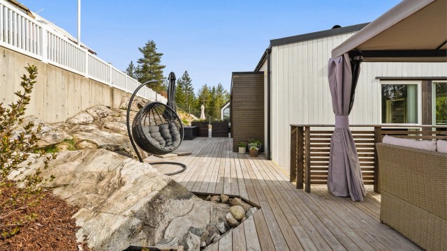 Uteplassen er dels anlagt på naturtomt, noe som gir en fin overgang til omgivelsene.