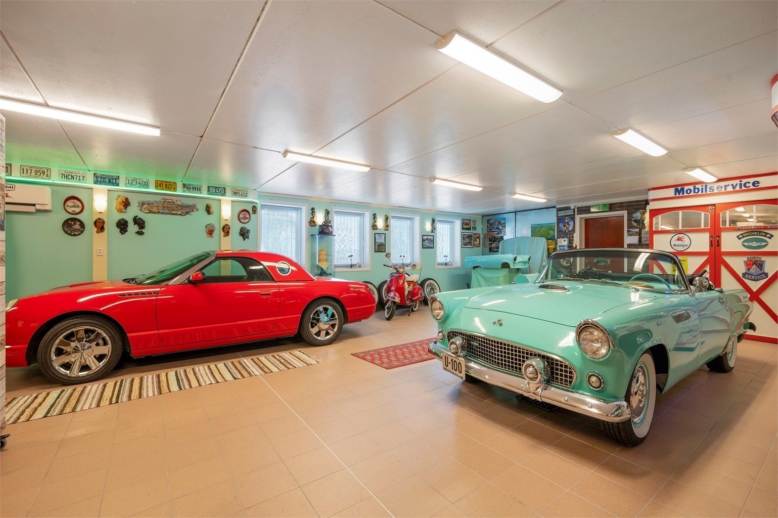 Per i dag har begge garasjerom til sammen plass til sju biler. 