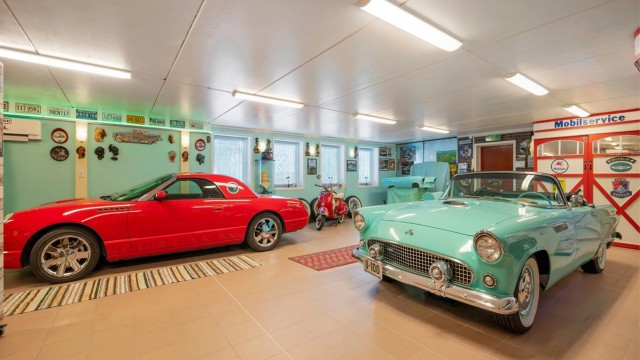 Per i dag har begge garasjerom til sammen plass til sju biler.