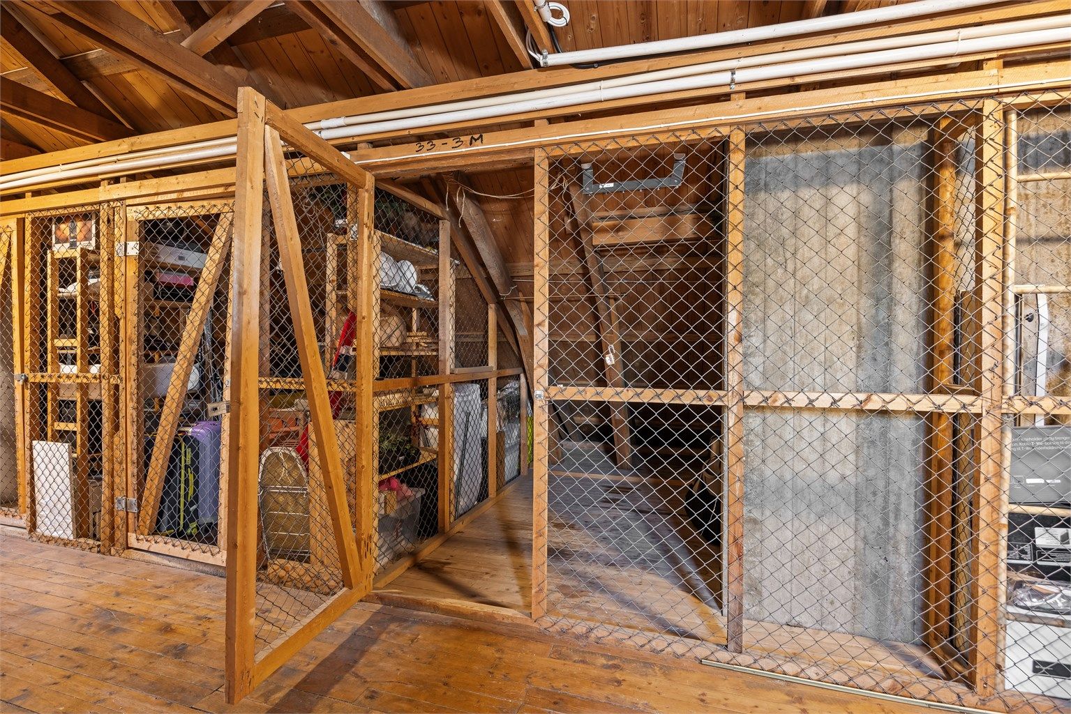 Leiligheten disponerer en romslig bod på loftet med et gulvareal på 9 m².
