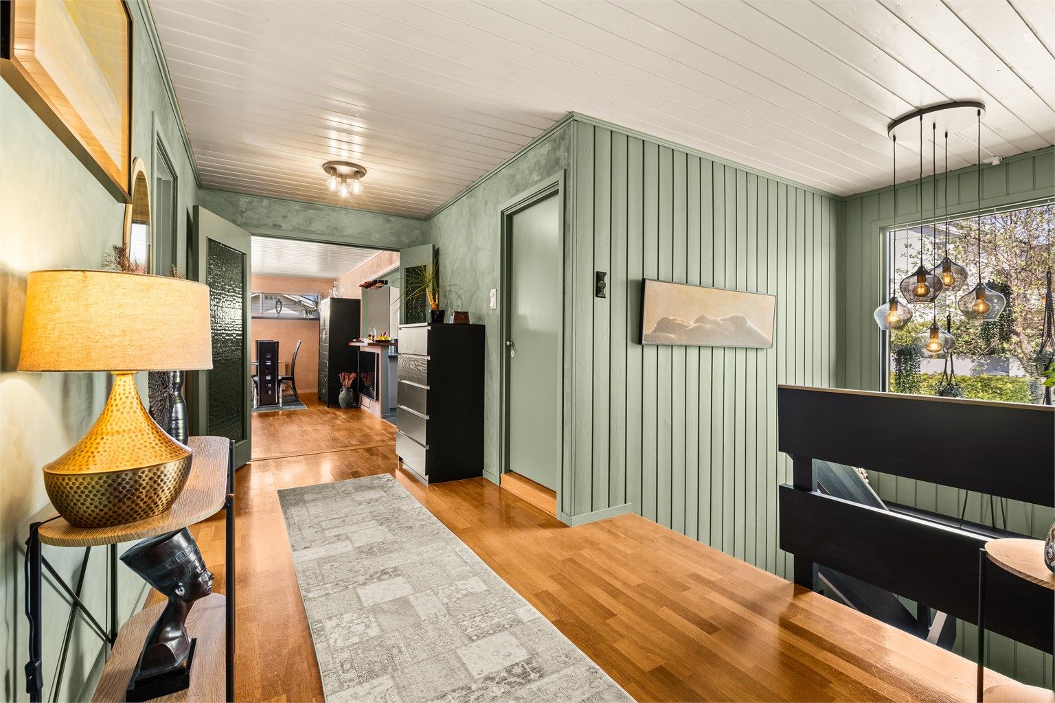 1. Etasje består av Gang, bad, stue, kjøkken, spisestue og tre soverom. Det ene soverommet har tidligere vært delt i to. 